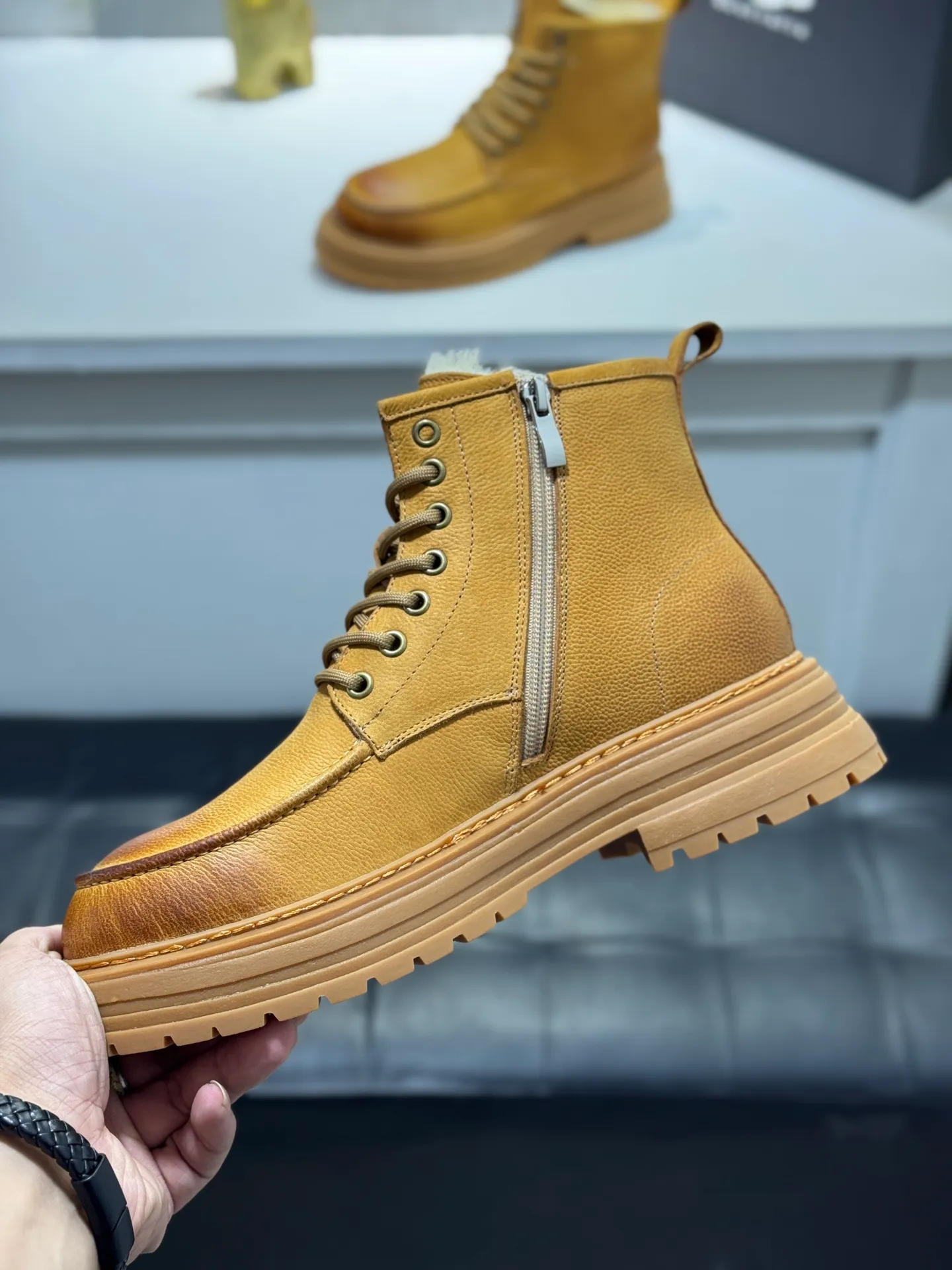Men's men's shoes 💰660 [New style] 🦥🦥UGG - high-end quality 🔥Australian imported wool 🔥Full fur original single entry and exit counter without pressure, let you feel no replacement 💏The upper is made of first-layer cowhide 'all original Australian wool' Strict men's boots thick wool can be distinguished by the naked eye 💓Real wool keeps warm and does not smell like feet, warms the whole winter ✨Carefully crafted for those who know the goods🔥Size: 38-44 (45 customized